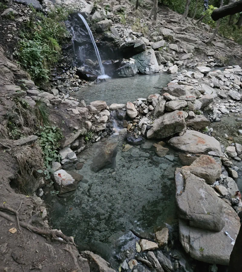 Cascade alimentant un bassin ayant une température de 37 à 40 degrés