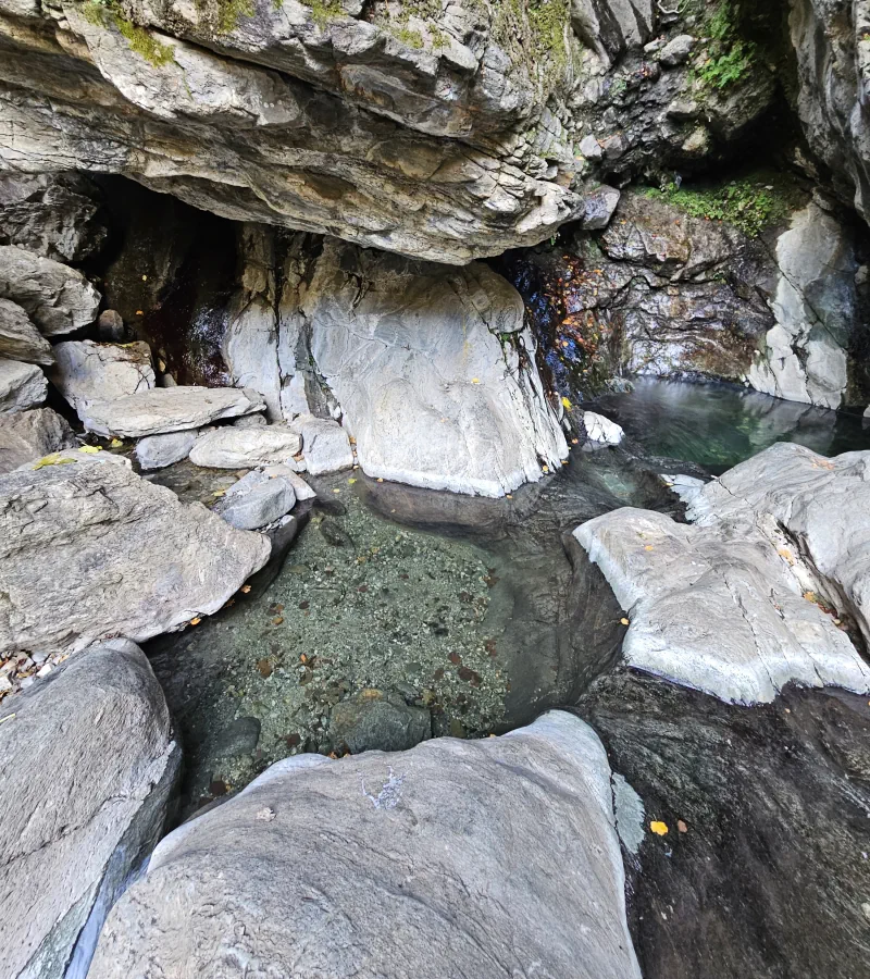 Canyon Thuès et son bassin d'eau chaude situé dans l'abri sous roche