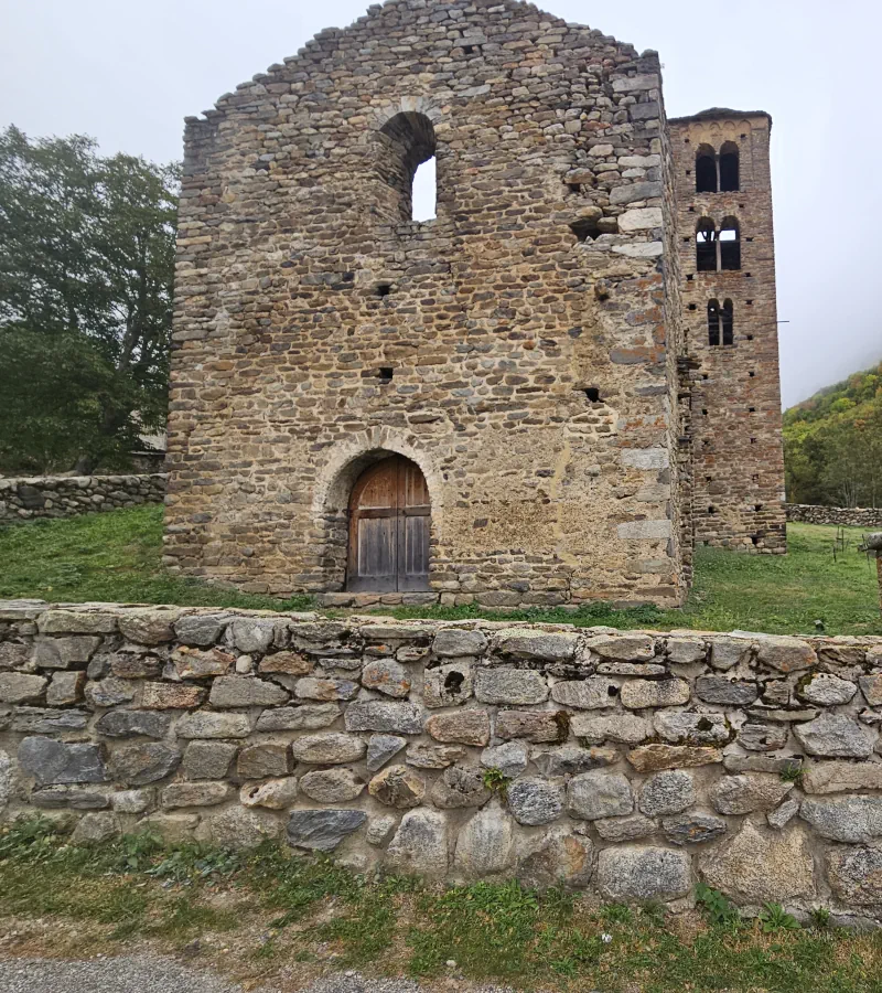 Église romane de Mérens-les-Vals de face