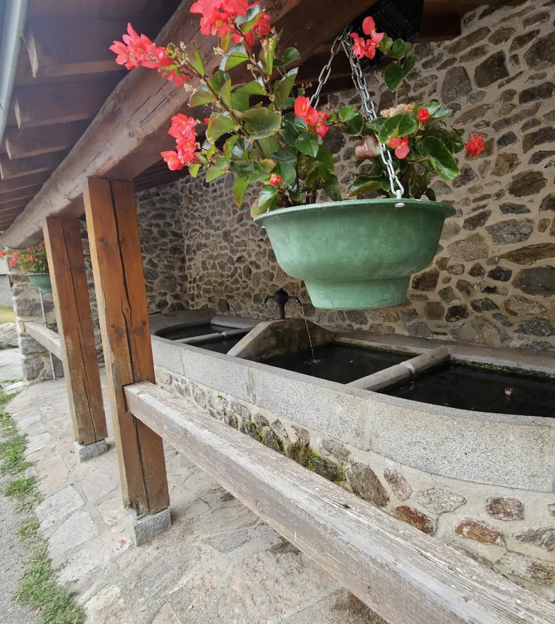 Lavoir situé en haut du village de Mérens-les-Vals
