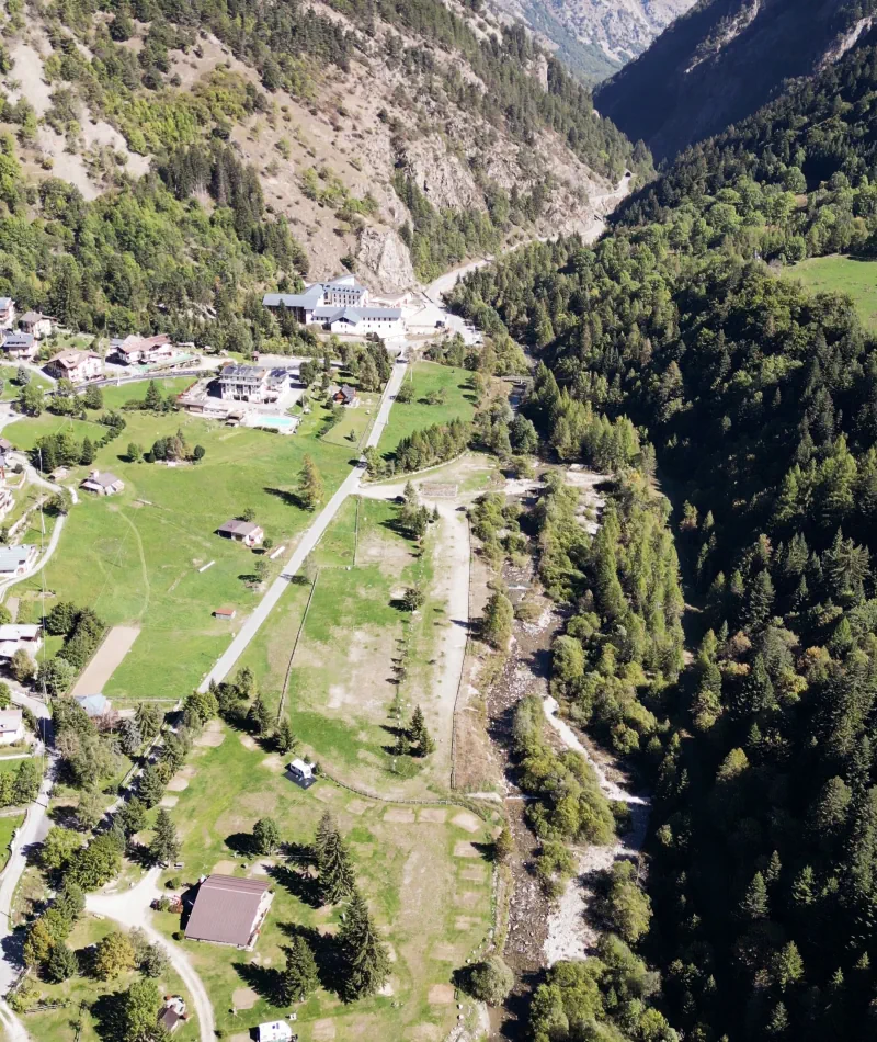 Vue aérienne de la vallée de San Bernolfo avec le hameau de Bagni di Vinadio