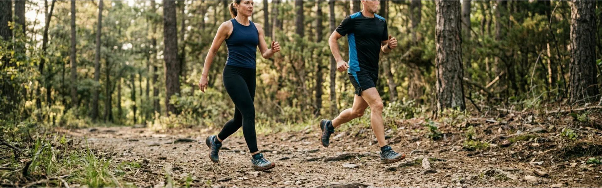 Comparaison visuelle entre une personne marchant et une personne courant sur un chemin naturel.