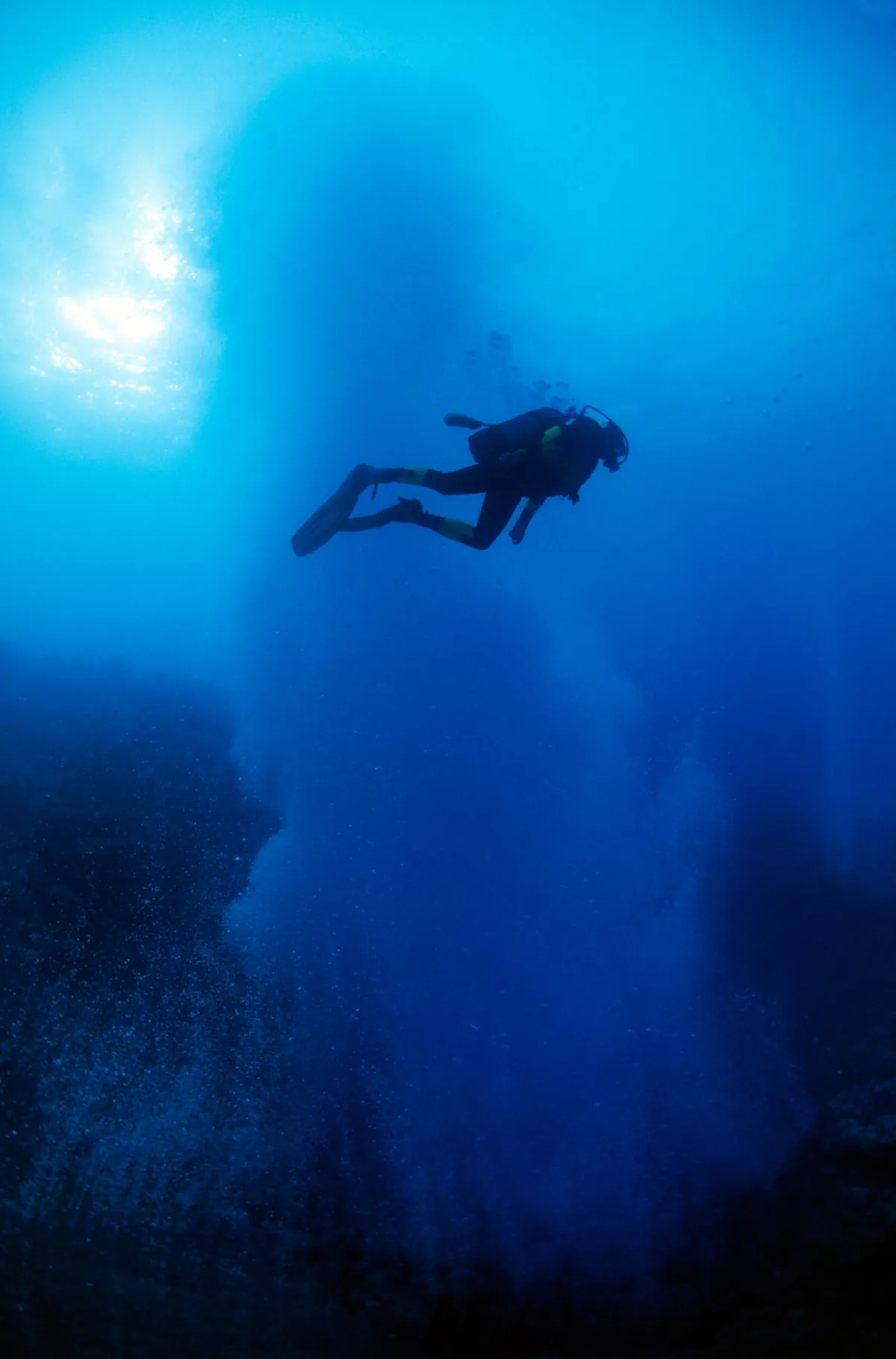 Plongeur au milieu des colonnes de bulles émises par les fumerolles sous-marines de Panarea