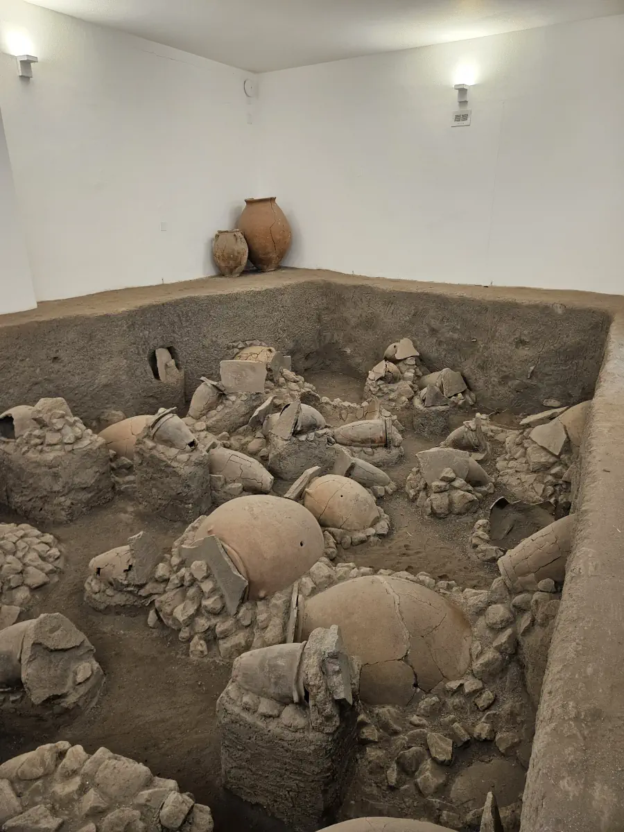 Reconstitution d’une nécropole de l’âge du Bronze au musée de Lipari, avec de grands pithoi funéraires partiellement enfouis.