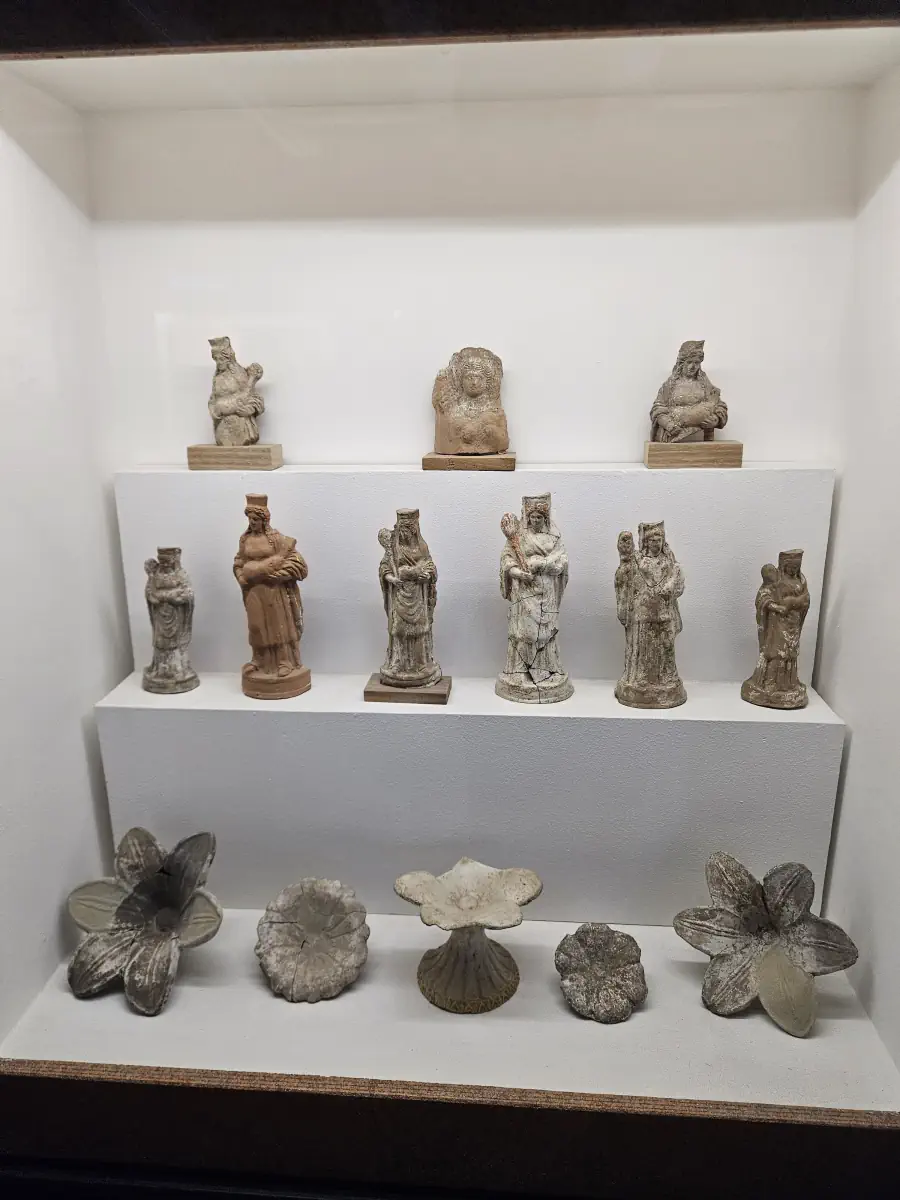 Statuettes votives et brûle-parfums en forme de fleur liés au culte de Déméter et Koré au musée archéologique de Lipari.