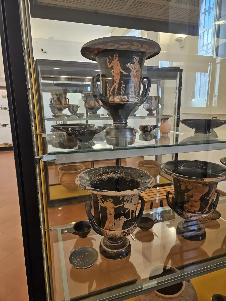 Grands vases grecs à figures rouges exposés au musée archéologique de Lipari.